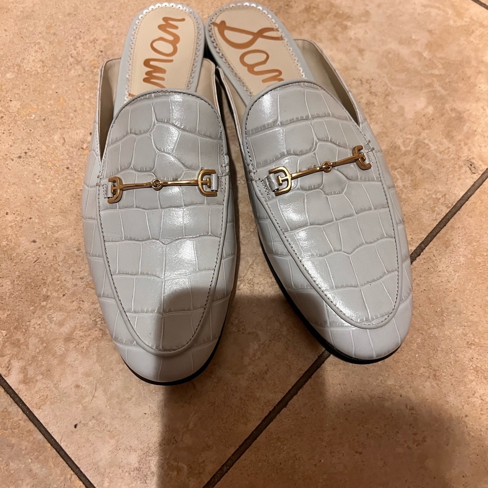Sam Edelman Women’s Light Gray Croc-Embossed Backless Loafers